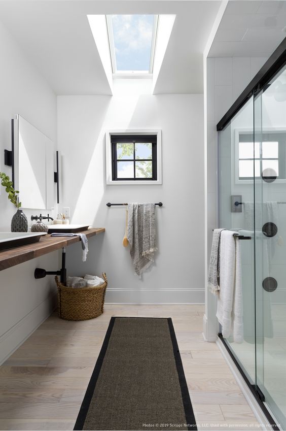 The 35 Greatest "Skylight" Bathroom Designs to Lower Humidity and Brighten the Area