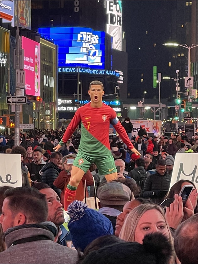 Ronaldo's Triumph Statue in the King Salman Cup Continues to Mesmerize New Yorkers, Even with Messi's Presence in the US 4