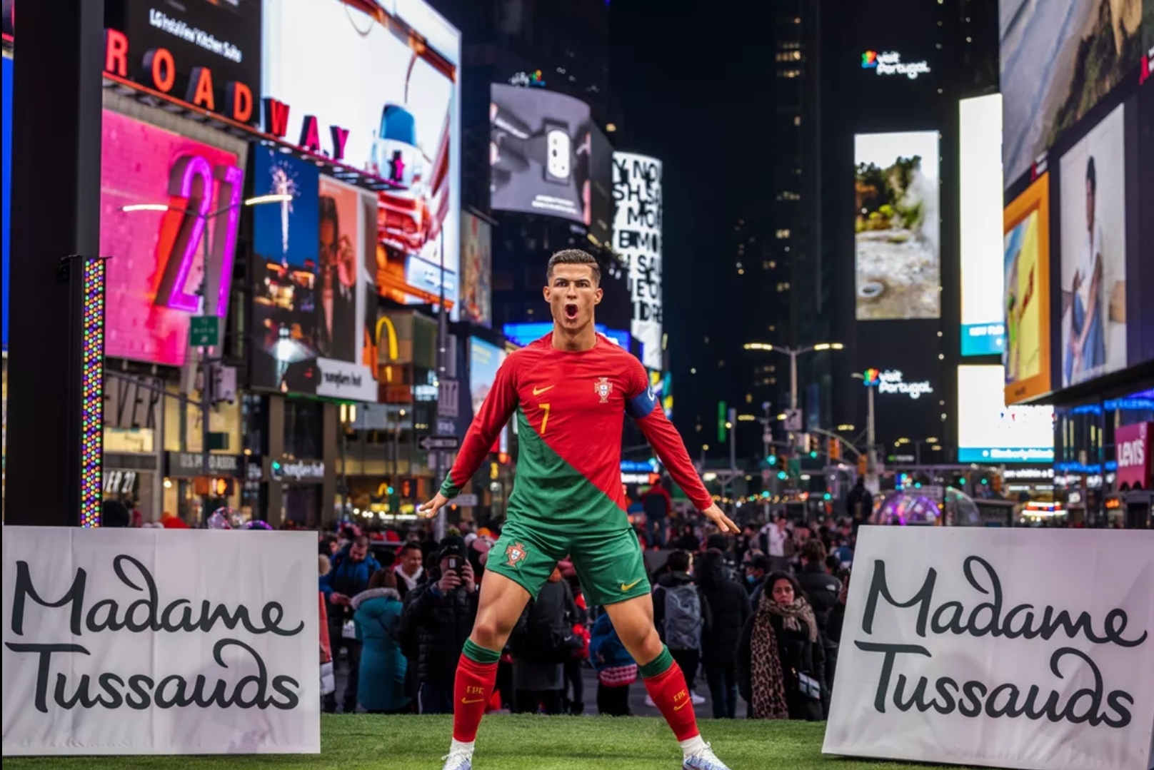 Ronaldo's Triumph Statue in the King Salman Cup Continues to Mesmerize New Yorkers, Even with Messi's Presence in the US 1