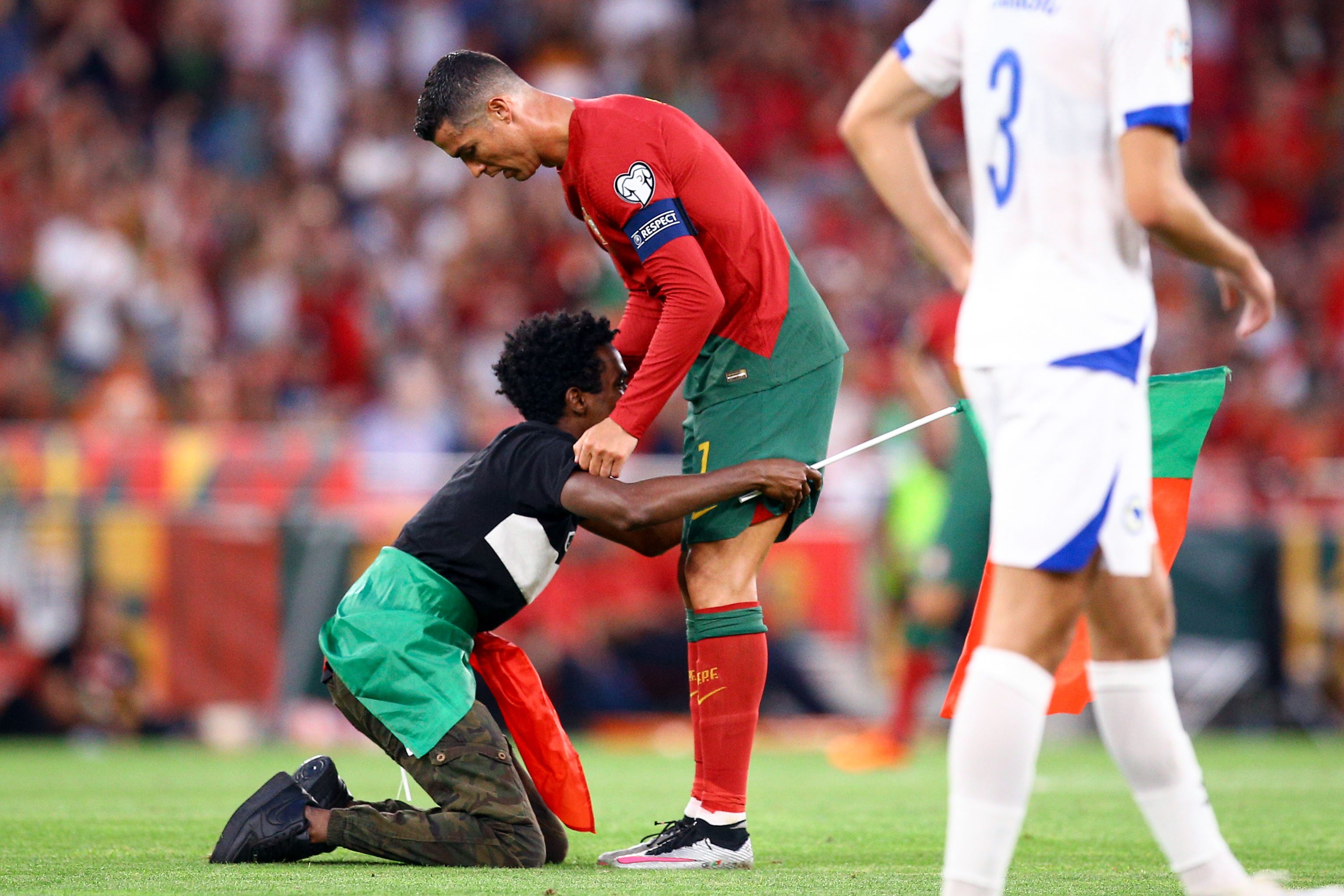 The Astonishing Moment When Ronaldo Was Lifted by a Pitch Intruder During Portugal's Euro Qualifier Against Bosnia 4