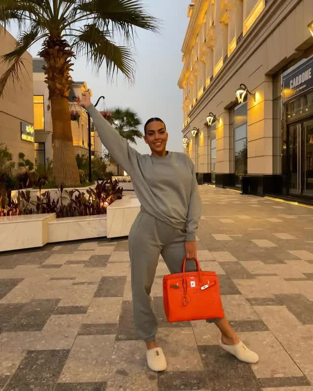 Georgina's shopping addiction makes Ronaldo shake his head: Ask for an identical one, even though the branded bag is full of houses - Photo 1.