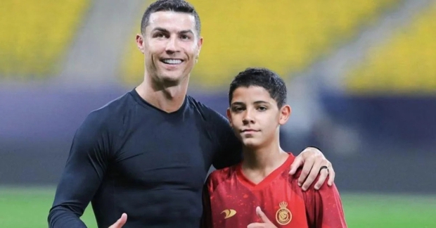 Ronaldo's eldest son went viral with a photo taken exactly like his father in the past, promising to shine in the future - Photo 2.