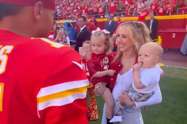 Patrick Mahoмes Shares Kisses with Wife Brittany, Son Bronze and Daughter  Sterling on NFL Sidelines