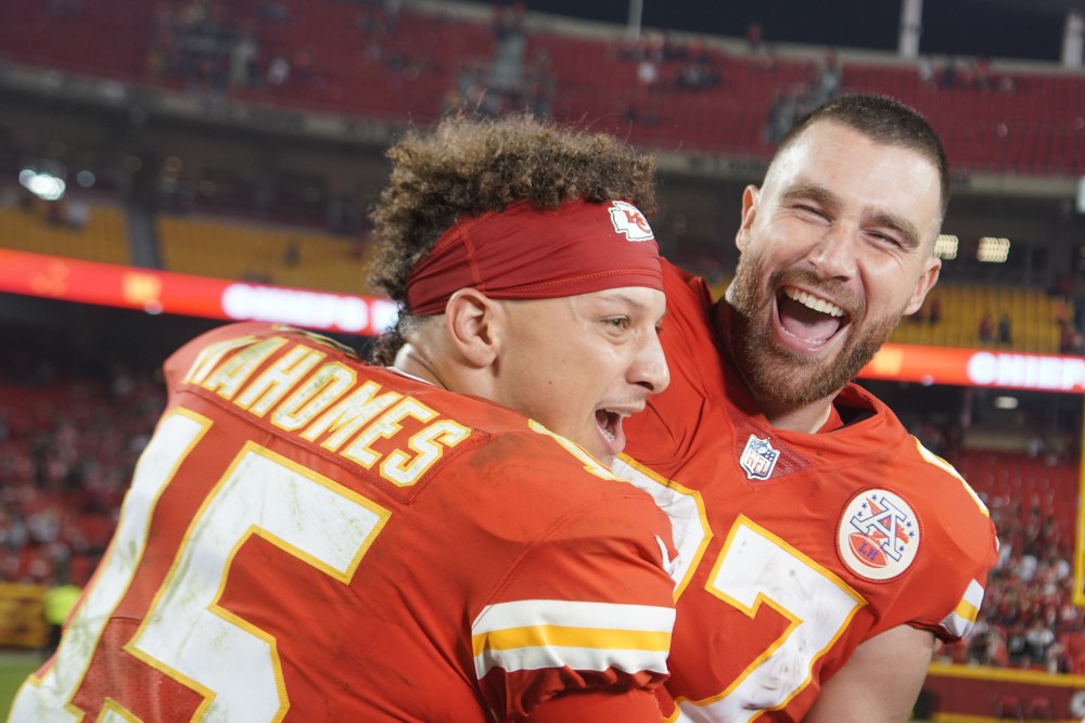 Chiefs' Traʋis Kelce explains his Ƅizarre hand-wipe on Patrick Mahoмes