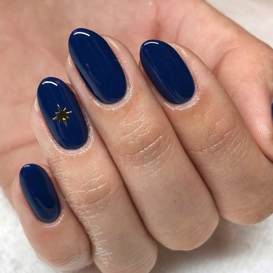 15 Stylish Short Blue New Year's Nail Ideas for 2024