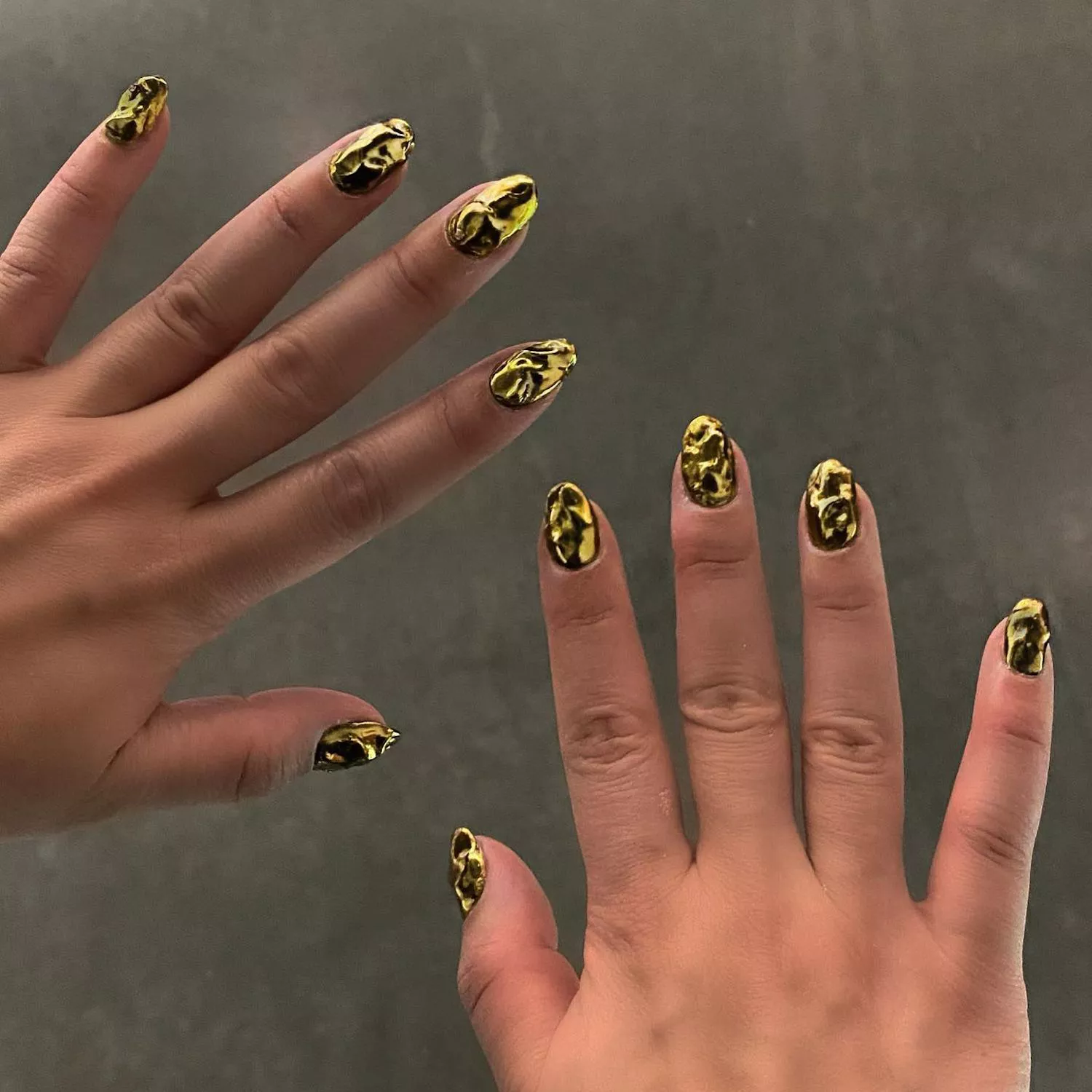 Manicure with 3D textured gold nugget design