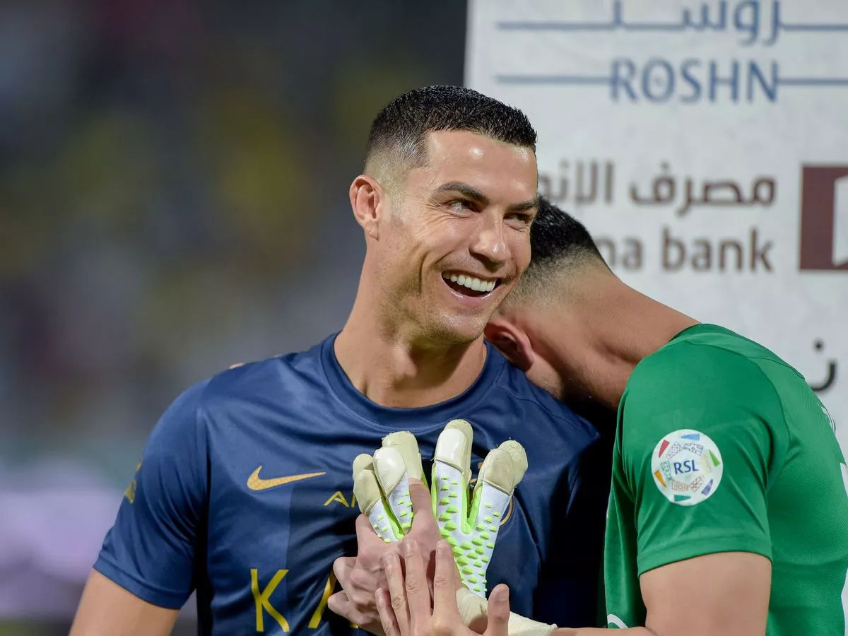 Cristiano Ronaldo makes classy gesture after "tussle" with Jordan  Henderson's team-mate - Mirror Online