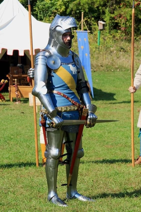 armthearmour:
“Ian LaSpina of Knyght Errant wearing his English style armor of ca. 1415 design, made by Jeff Wasson.
”