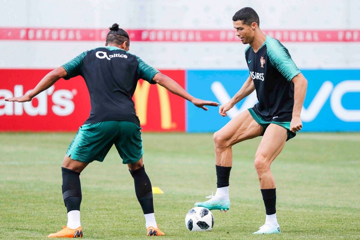 Ronaldo Wearing Nike CR7 Superfly Chapter 6 Edição Especial - Soccer Cleats  101