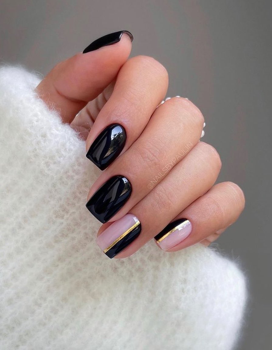 Short black nails with gold stripes.