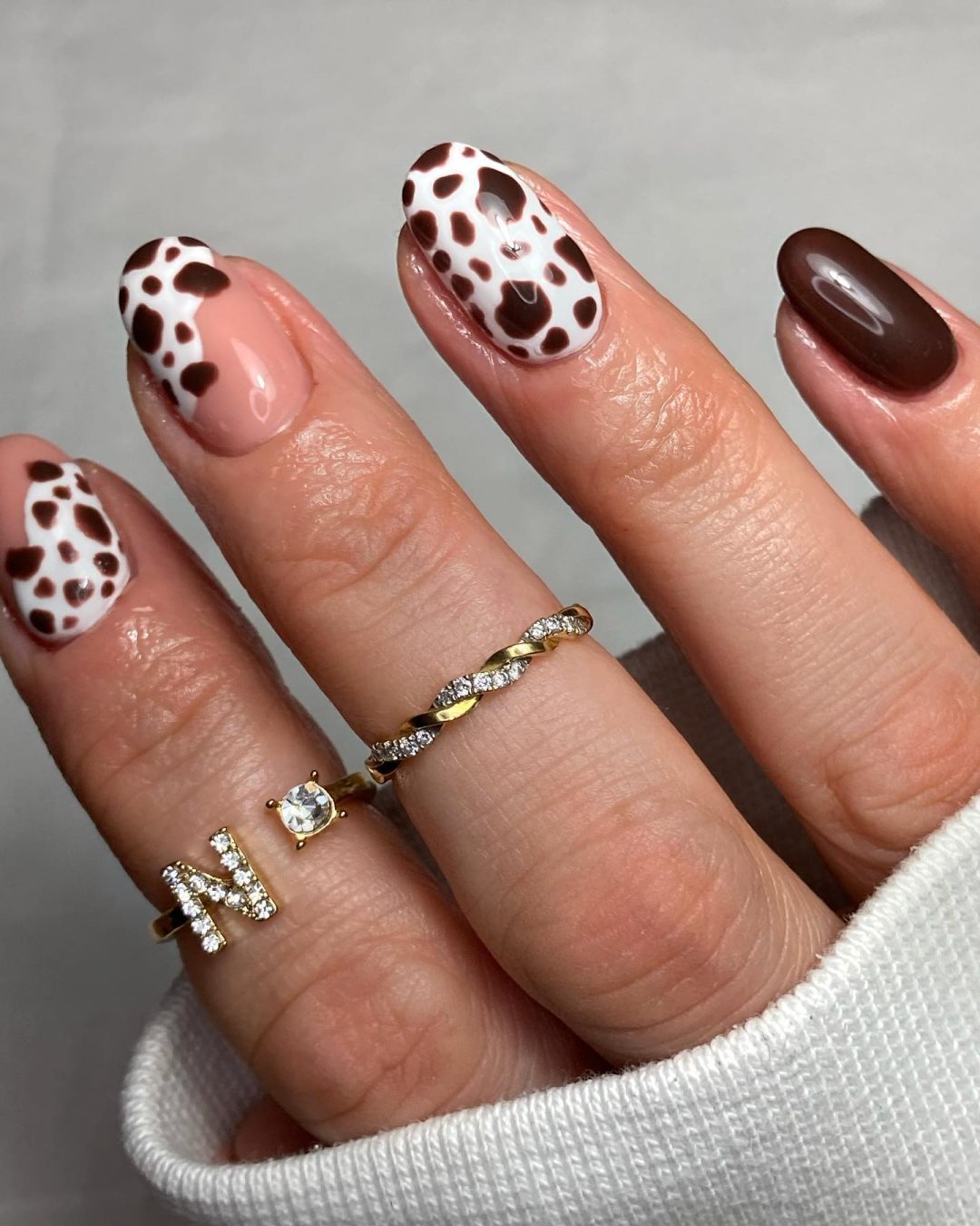 Short brown cow print nails.