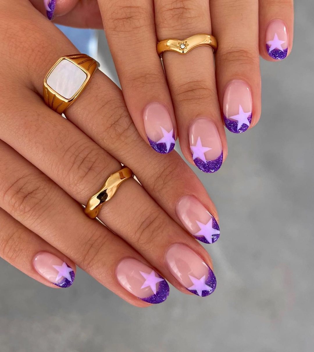 Sort dark purple French tip nails with stars.