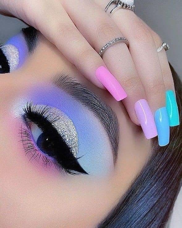 24 Combinacion de unas y maquillaje smokey eye completo glitter plateado en parpado con sobras en azul claro unas cuadradas en tonos rosado lila azul claro