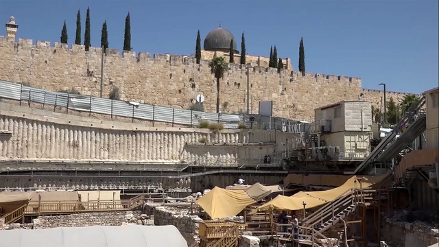 Các nhà khảo cổ tìm thấy những đường ống đá 'bí ẩn' gần di tích Jerusalem - Ảnh 2.