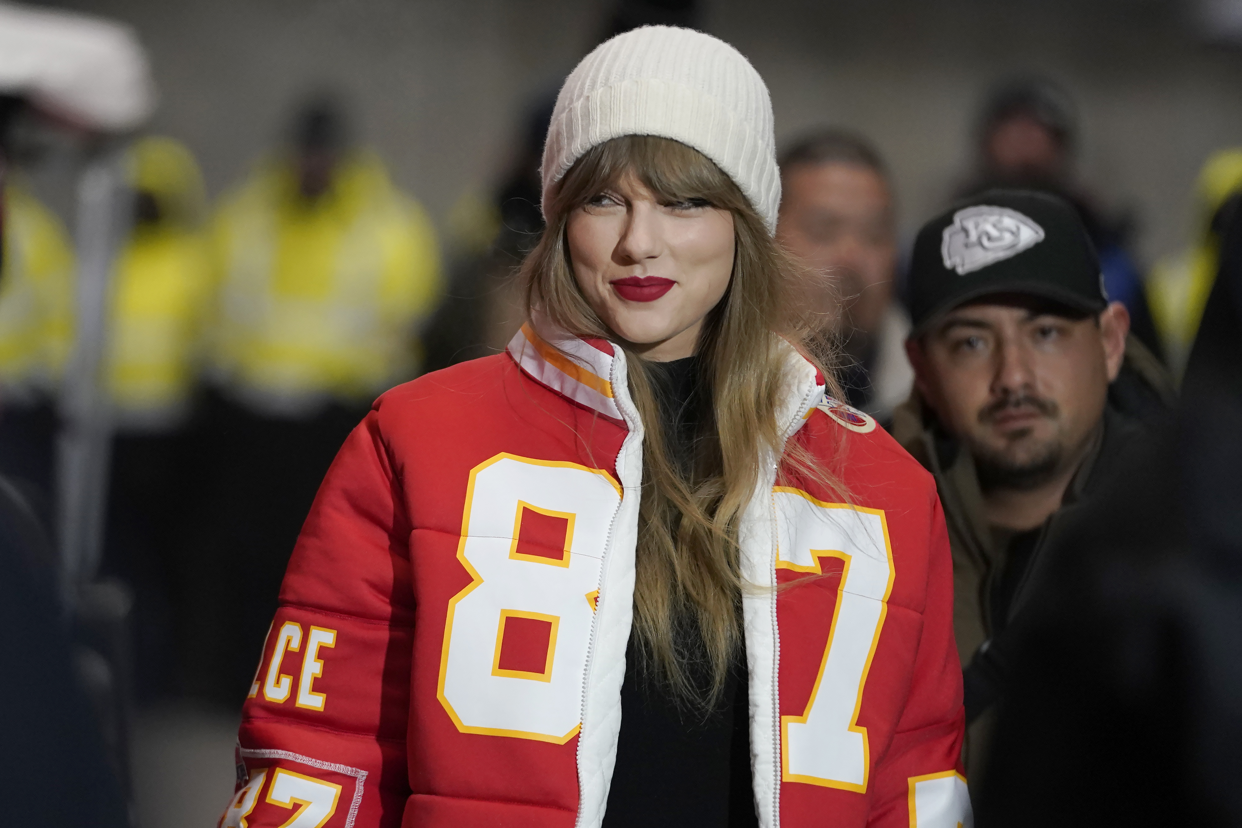 Taylor Swift wears a Kansas City Chiefs tight end Travis Kelce jacket as she arrives before an NFL wild-card playoff football game between the Chiefs and the Miami Dolphins Saturday, Jan. 13, 2024, in Kansas City, Mo