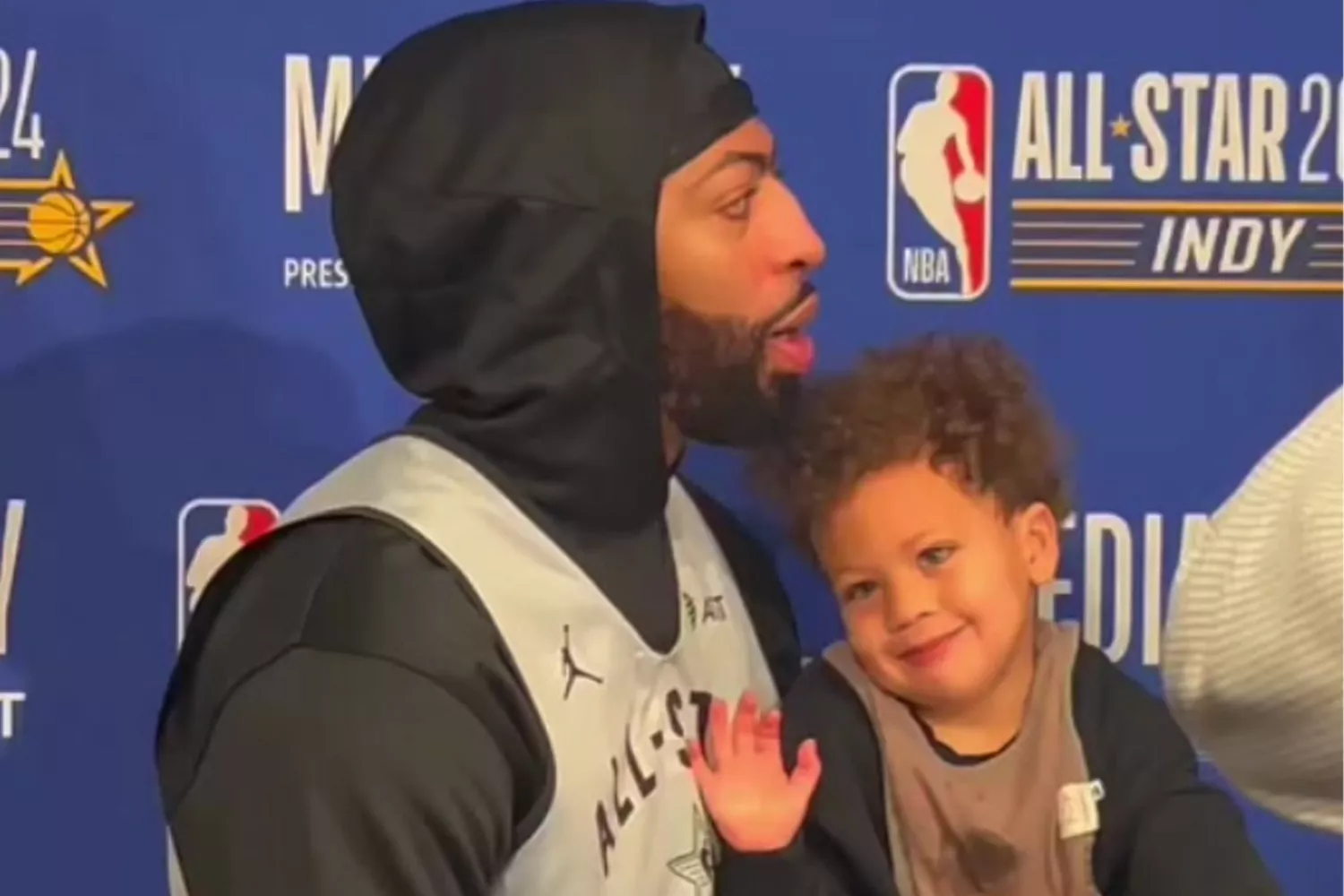 Anthony Davis Entertains Son on His Lap During NBA All-Star Weekend Press Interviews