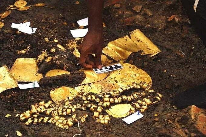 Các nhà khảo cổ khai quật được ngôi mộ chứa đầy vàng, đồ gốm.