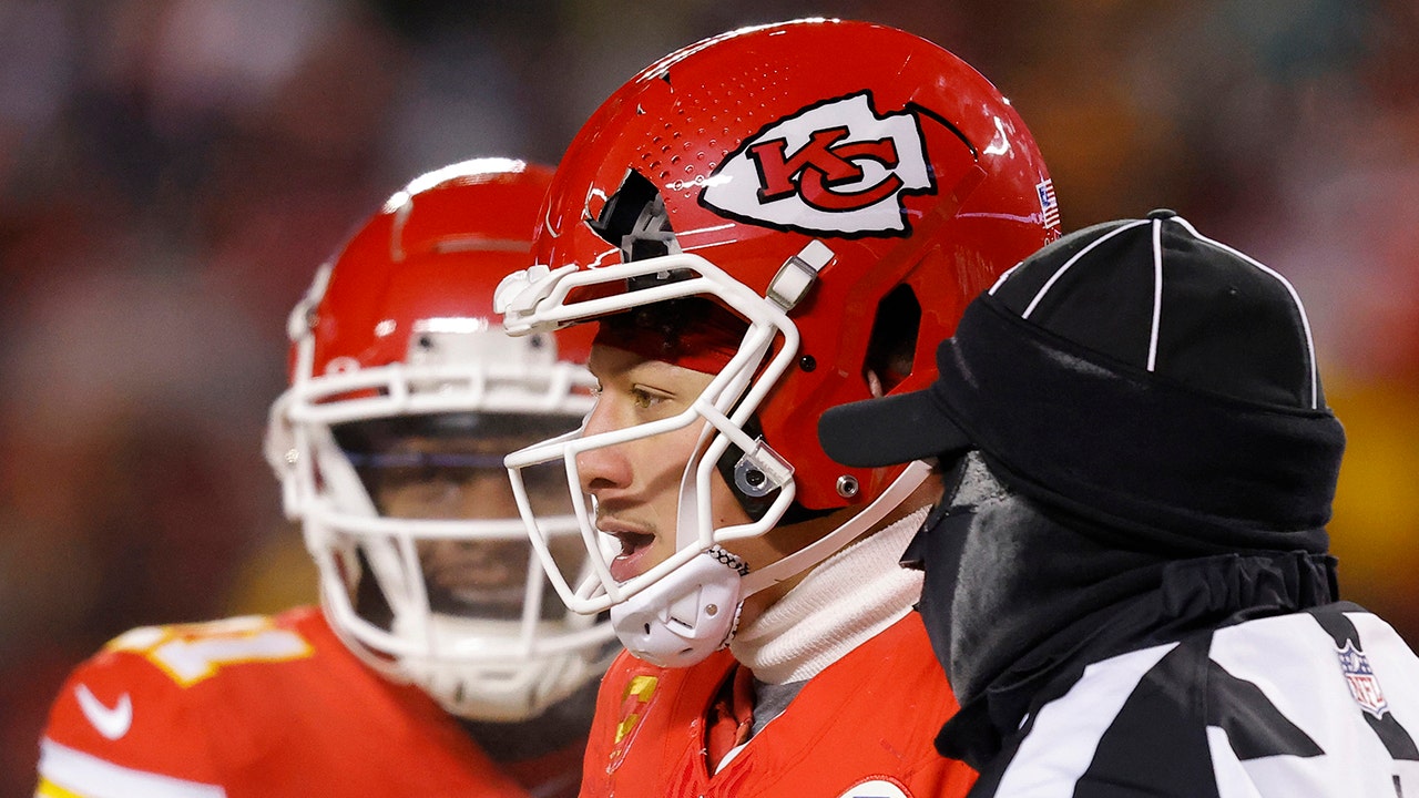 Patrick Mahomes' helmet cracks following hit from Dolphins player | Fox News