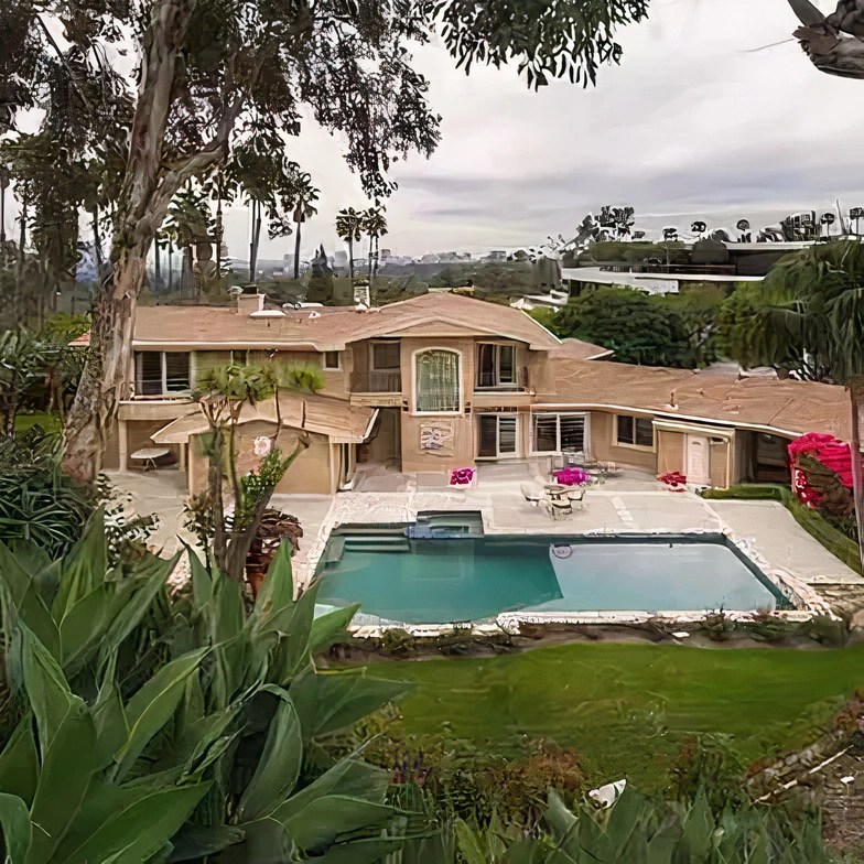 Backyard in Taylor Swift's Beverly Hills Home