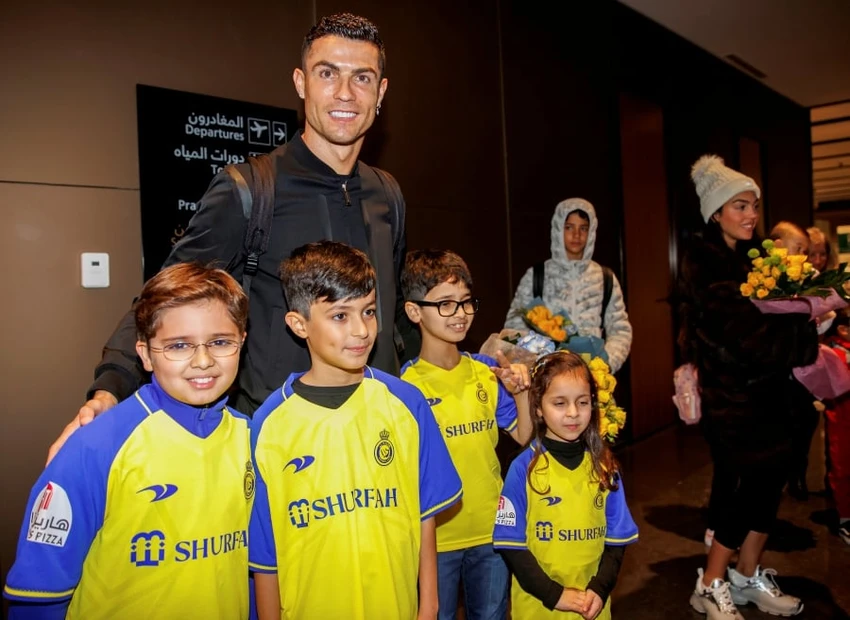 Ronaldo được chào đón tại sân bay quốc tế Riyadh. Ảnh: AP