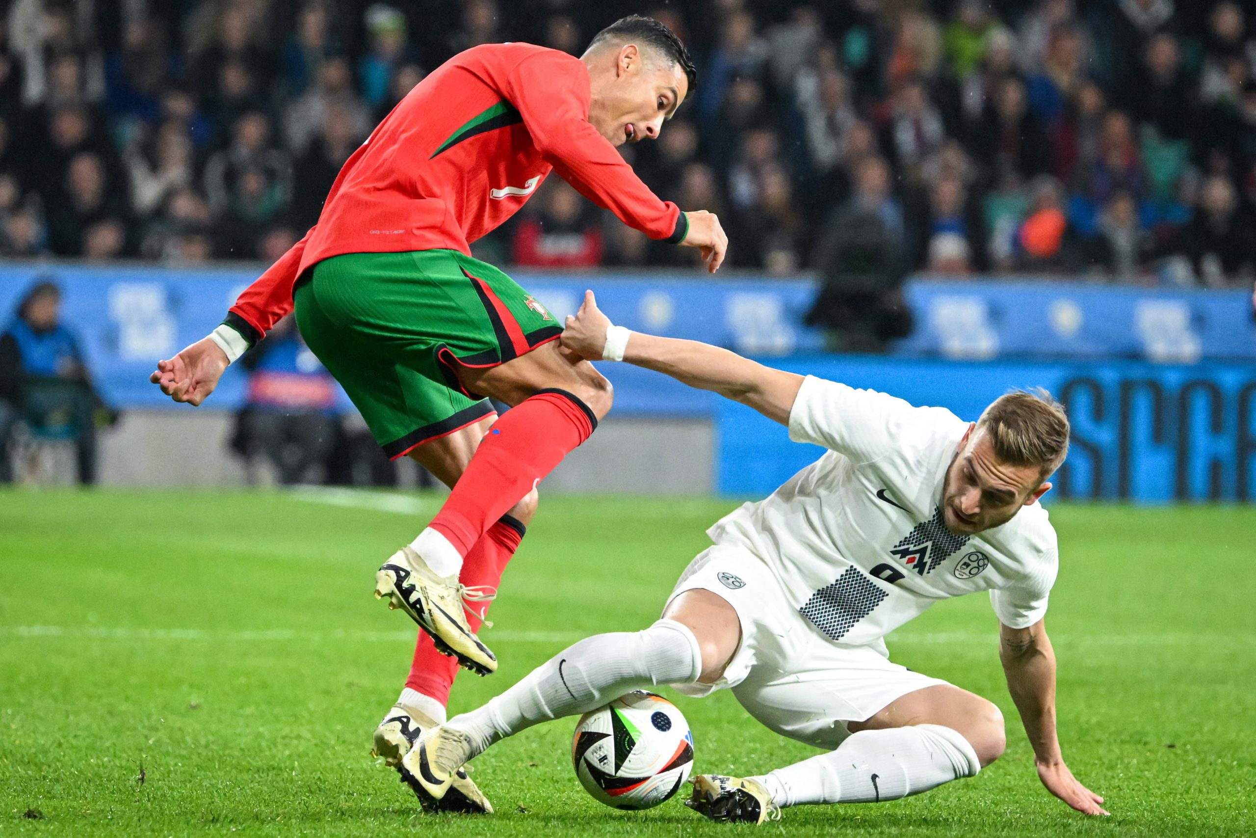 Ronaldo trở lại, tuyển Bồ Đào Nha thua mất mặt | Bóng Đá