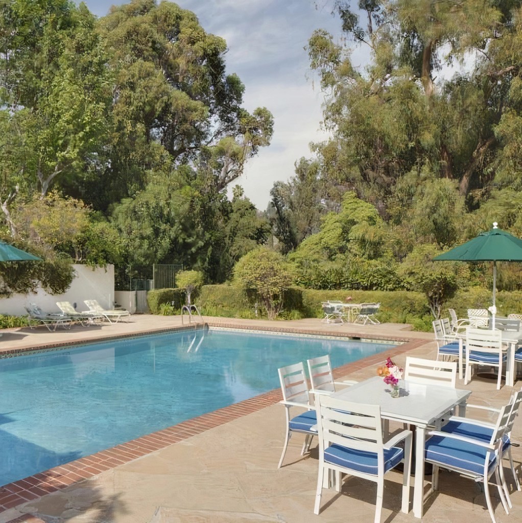 Pool in Taylor Swift's Beverly Hills Home