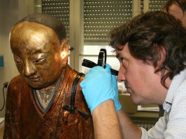 Tìm thấy xác ướp ẩn bên trong tượng Phật cổ