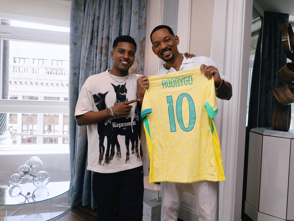 Rodrygo handed the Brazilian team shirt to Will Smith — Photo: Leonardo Benhossi/Disclosure