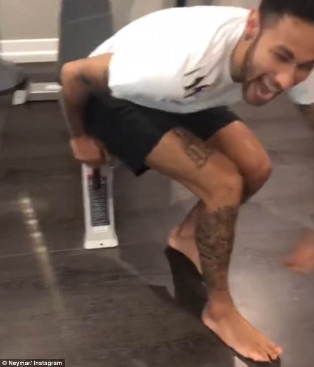 Neymar steps up recovery from injury as PSG star shows off his ball skills | Daily Mail Online