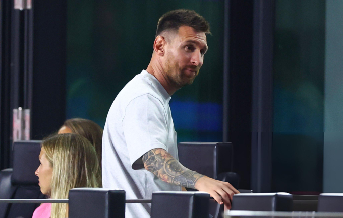 Heartbreaking: Messi was unsteady on his feet after Copa America 2024, but still endured the pain and went to the stadium with his wife and children to cheer for the home team - Photo 2.