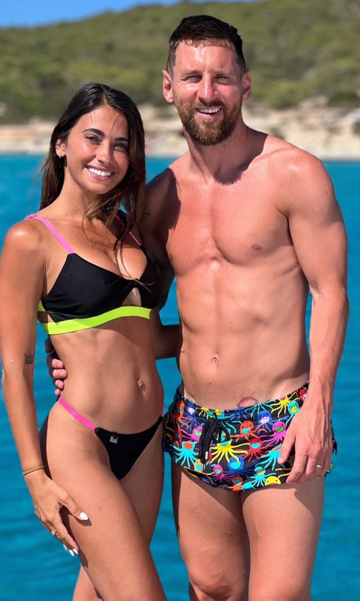 Messi attracts everyone when she wears a bikini