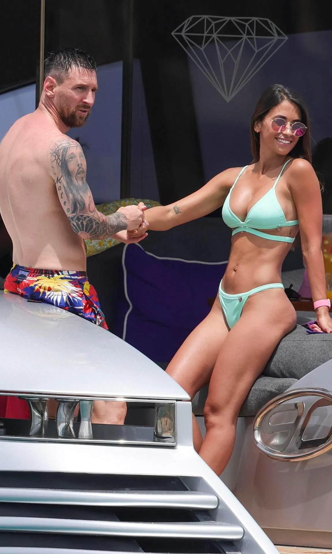 Messi attracts everyone when she wears a bikini