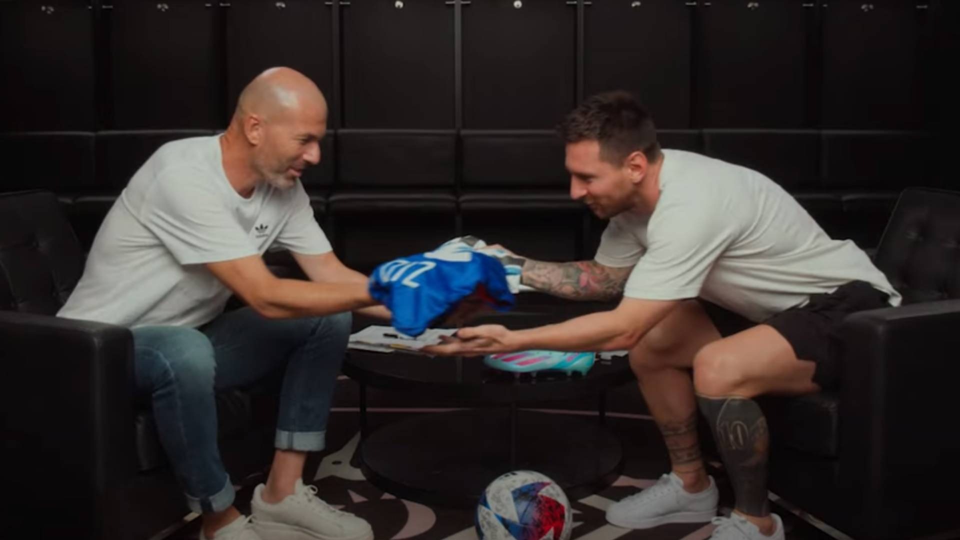 Memorable moment: Zidane reunited with Messi, the two legends exchanged jerseys and complimented each other - Photo 2.