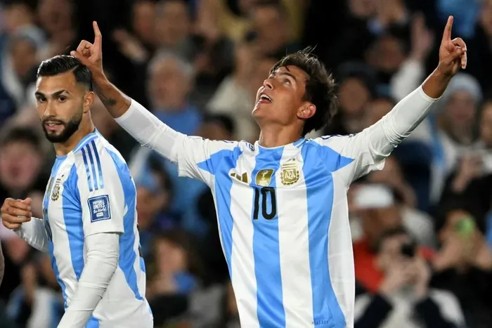 Tiền đạo Dybala hạnh phúc khi khoác chiếc áo quen thuộc của siêu sao Messi. Ảnh: GETTY.