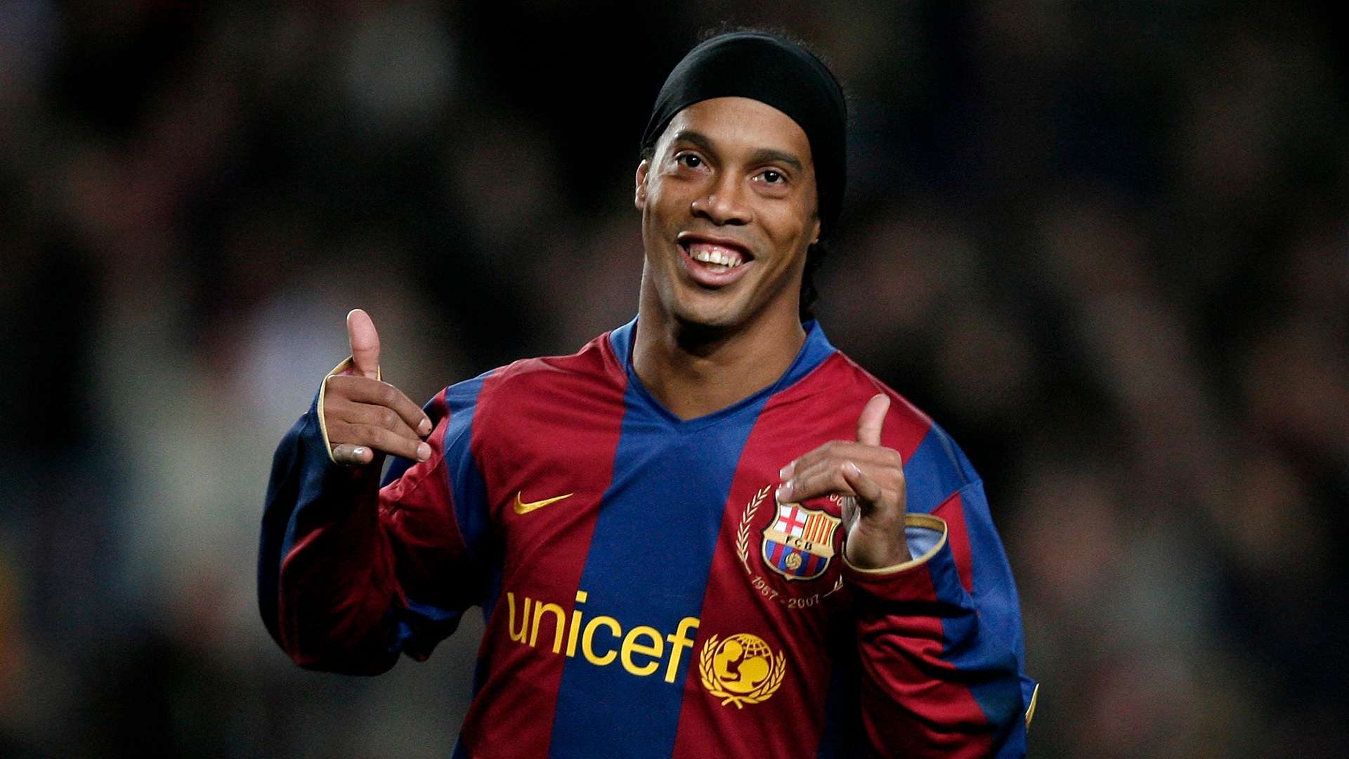 Ronaldinho "trình làng" bài hát mới tại quê nhà | Goal.com Việt Nam