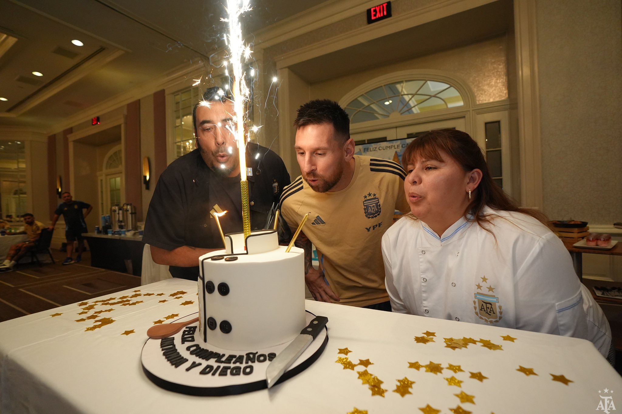 Selección de Argentina celebra el cumpleaños de Leo Messi - Agencia Guatemalteca de Noticias