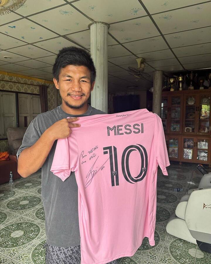 Rodtang shows off Messi's shirt with the Argentine star's signature