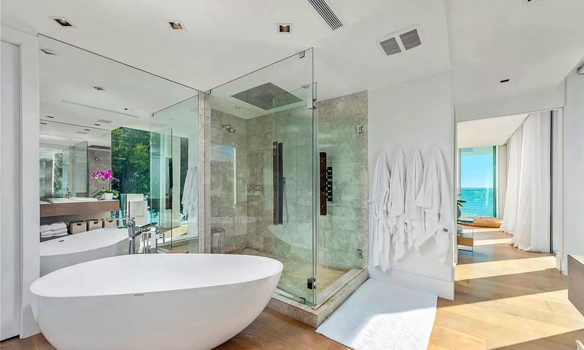 The bathroom in Lionel Messi's new home