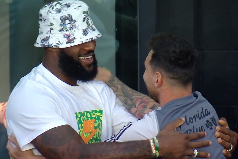 Lionel Messi y Lebron James se fundieron en un emotivo abrazo antes del  debut del argentino en Leagues Cup | Marcausa