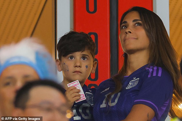 Antonella Roccuzzo và con trai Ciro Messi đang chờ đợi trận đấu World Cup Argentina-Ba Lan bắt đầu tại Sân vận động 974 ở Doha, Qatar