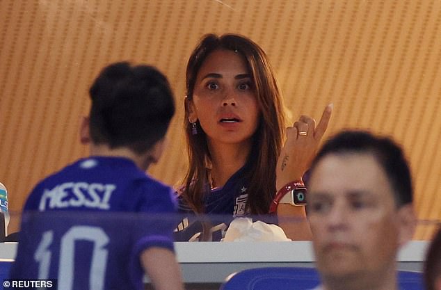 Antonela Roccuzzo, vợ của Lionel Messi, dường như đã khiển trách cậu con trai út của họ, Ciro Messi, trước khi trận đấu với Ba Lan tại World Cup bắt đầu vào thứ Tư