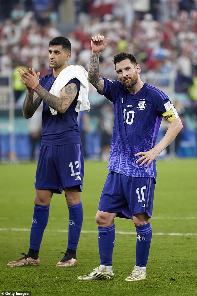 Lionel Messi và Argentina đã tiến vào vòng loại trực tiếp của World Cup. Đội tuyển quốc gia nam Argentina đã đánh bại Ba Lan vào thứ năm để giành chiến thắng ở Bảng C