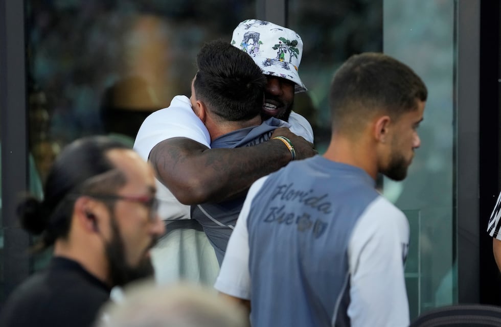 El abrazo entre Lebron James y Lionel Messi en Miami: la estrella de la NBA  que admira a “Leo”