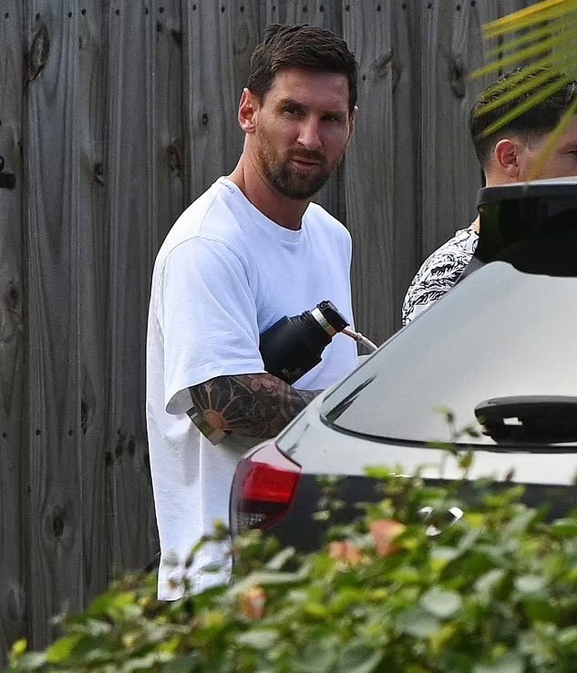 Nhà Messi có vẻ đã quen dần với cuộc sống ở Mỹ sau gần một tháng tới Miami. Vợ chồng siêu sao Argentina đã nhiều lần đi nghỉ ở thành phố nổi tiếng bang Florida. Vợ chồng cựu sao Barca có một căn hộ sang trọng ở Miami nhưng vẫn đang tìm nhà ở đây. Messi và Antonela hai lần được trông thấy cùng con đi xem xét các căn nhà ở thành phố Boca Raton, cách Miami khoảng một giờ lái xe về phía Bắc.