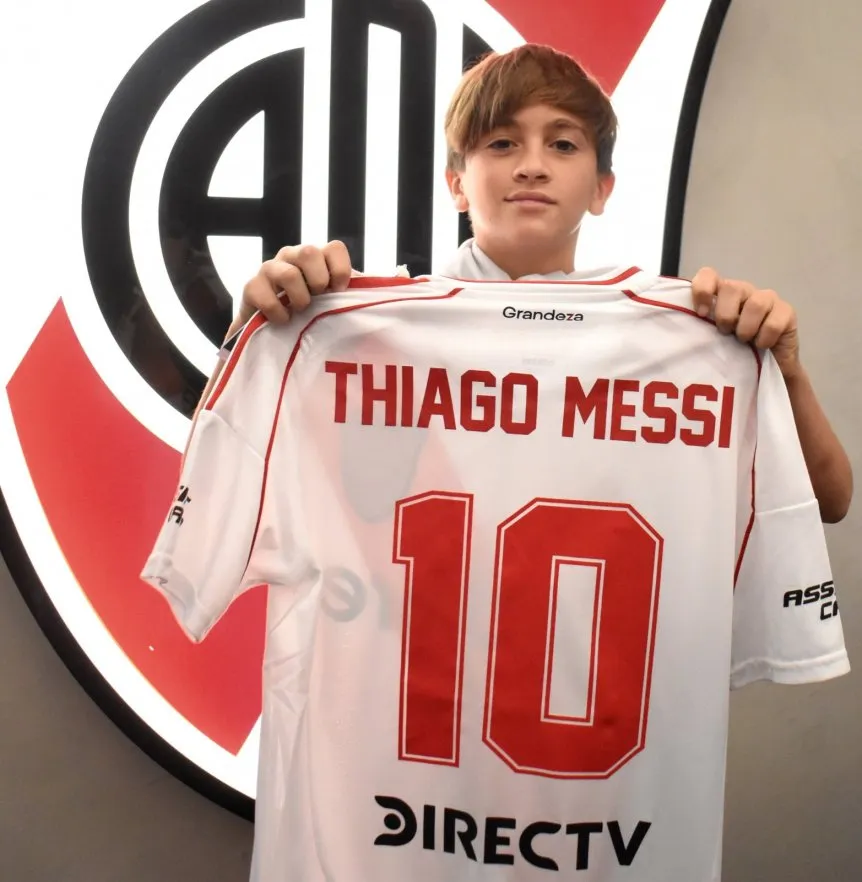 River, otra parada en la gira de Thiago Messi e Inter Miami: foto en el  Monumental con la camiseta puesta - TyC Sports