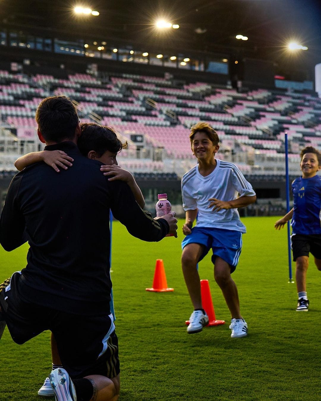 Peut être une image de 3 personnes, personnes jouant au football et personnes jouant au foot